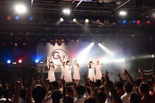 アイドルネッサンスによるライブの様子。