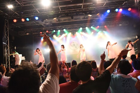 アイドルネッサンスによるライブの様子。