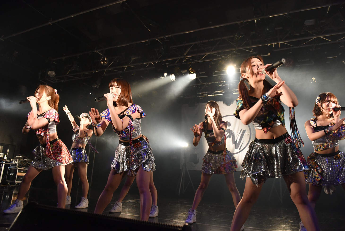 アップアップガールズ（仮）によるライブの様子。