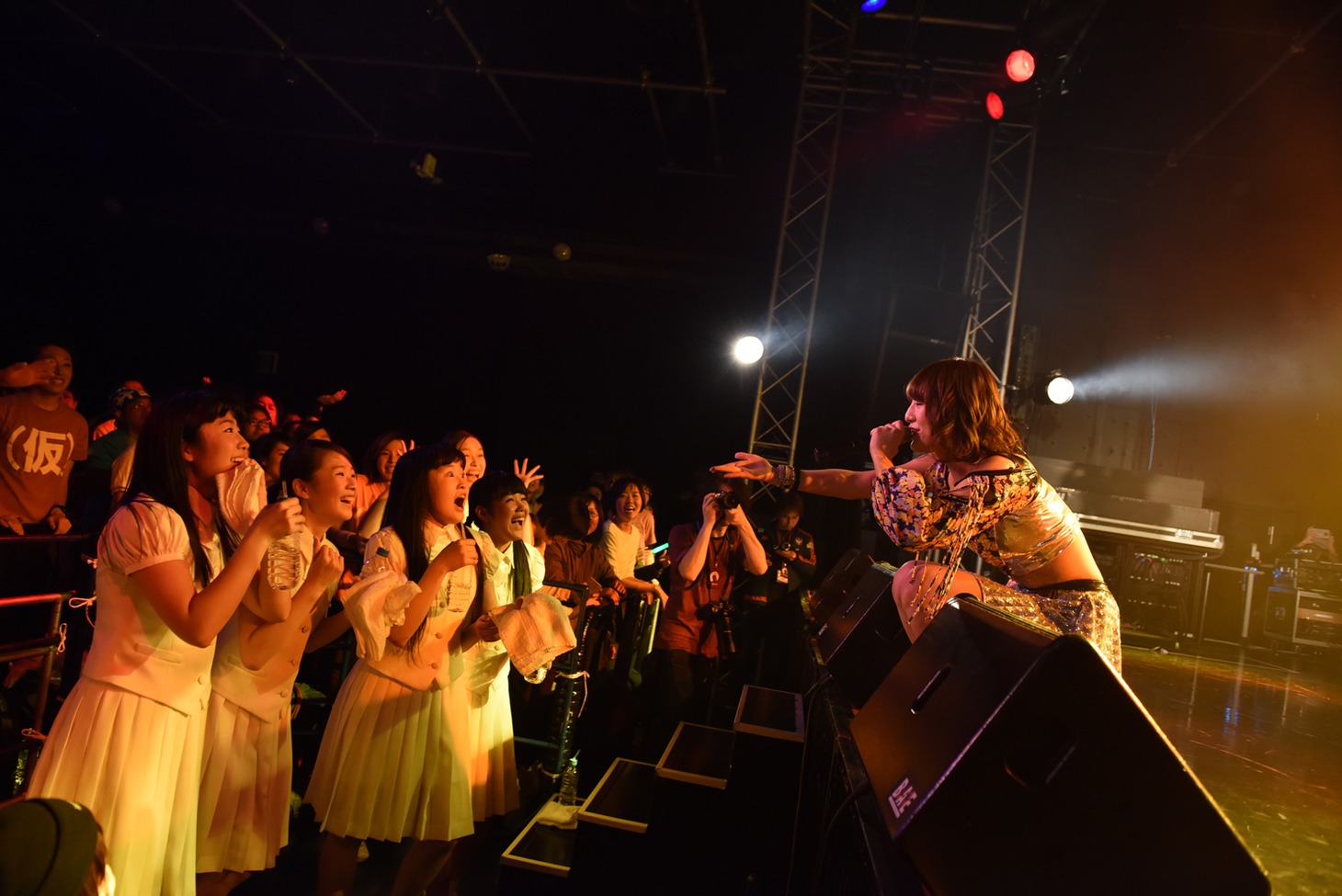 関根梓にレスをもらって驚きつつも喜ぶアイドルネッサンス。