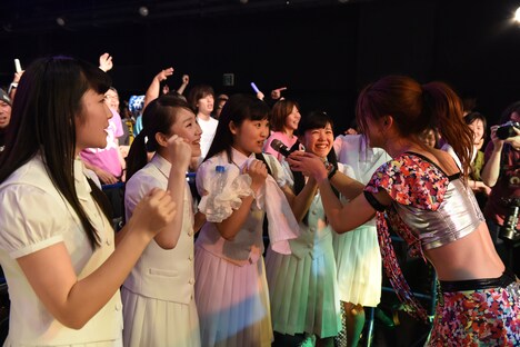 森咲樹にマイクを向けられ緊張する新井乃亜。