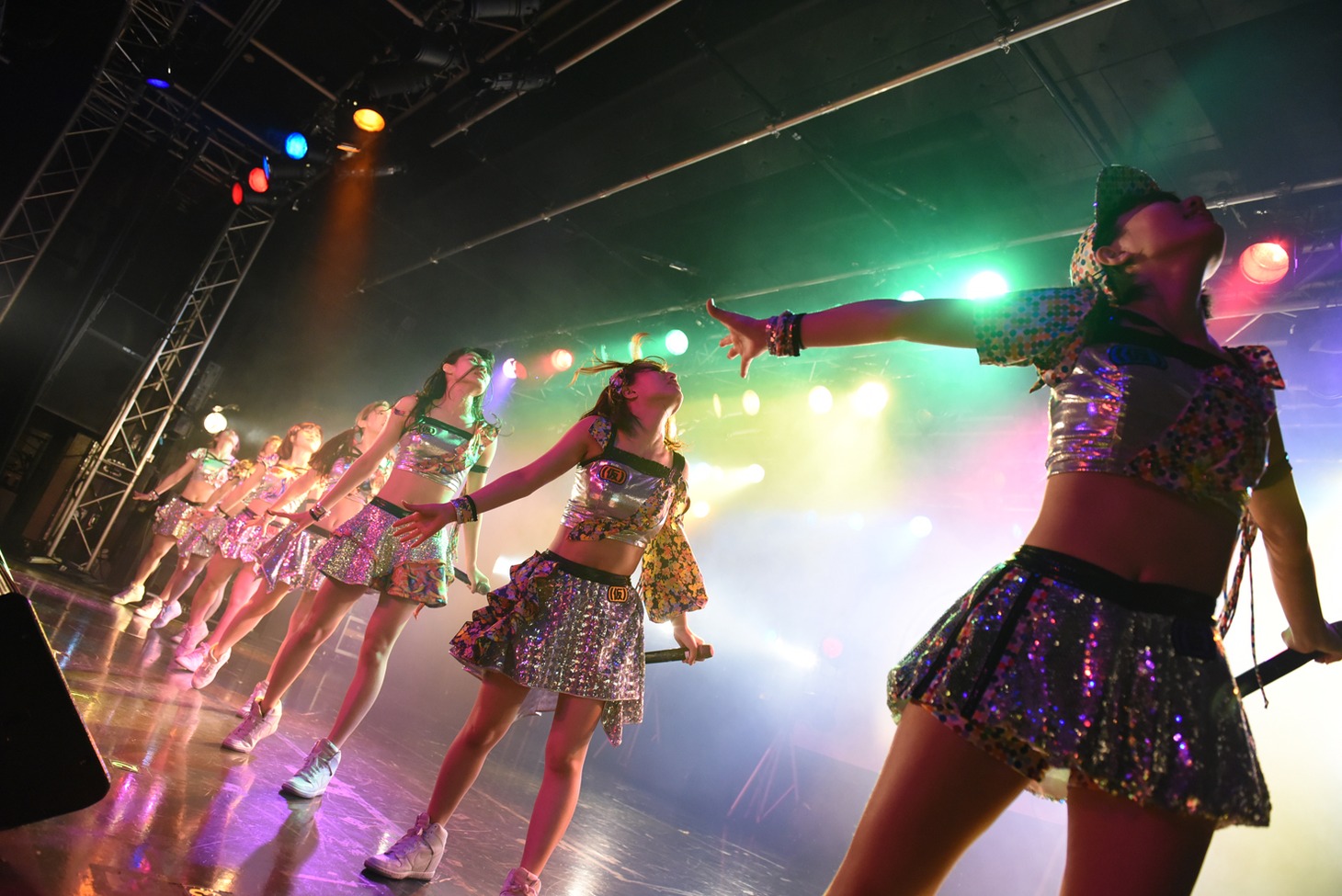 アップアップガールズ（仮）によるライブの様子。