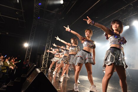 アップアップガールズ(仮)によるライブの様子。