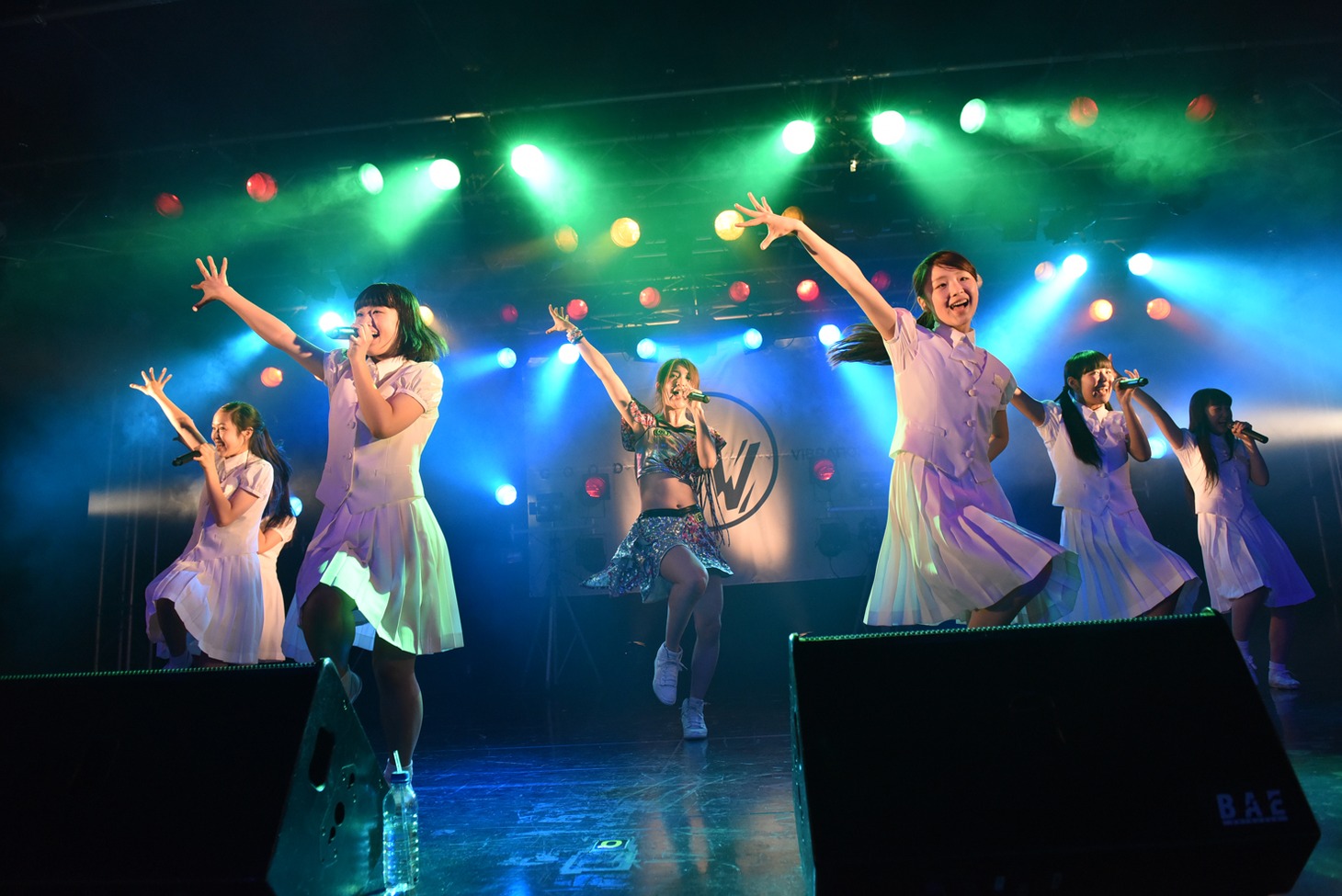 アイドルネッサンスと森咲樹による「17才」歌唱の様子。