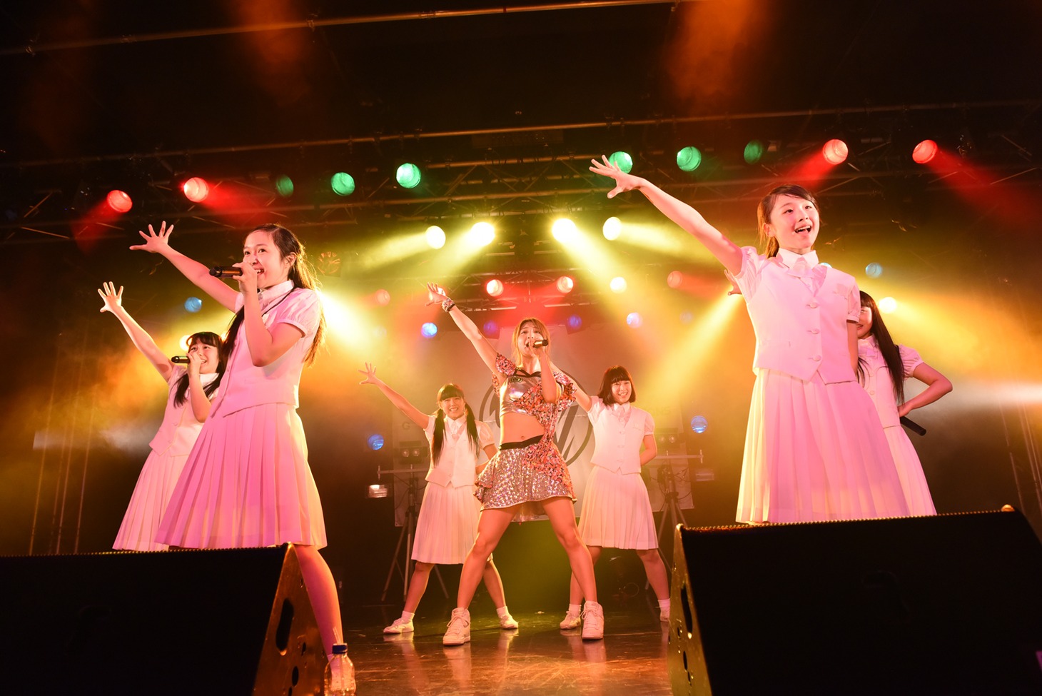 アイドルネッサンスと森咲樹による「17才」歌唱の様子。
