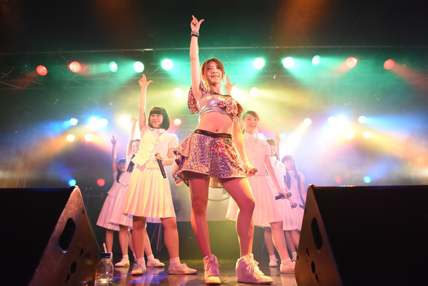 アイドルネッサンスと森咲樹による「17才」歌唱の様子。
