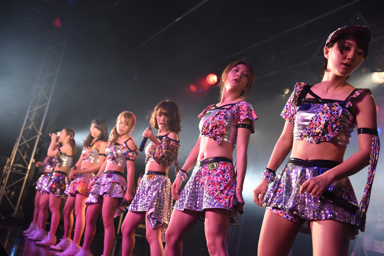 アップアップガールズ（仮）による「ガリレオのショーケース」歌唱の様子。