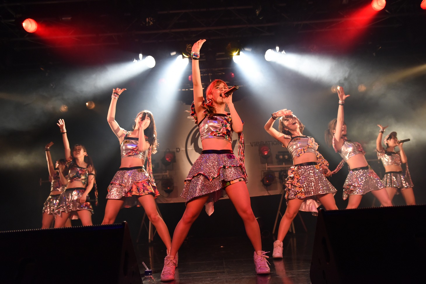 アップアップガールズ（仮）による「ガリレオのショーケース」歌唱の様子。