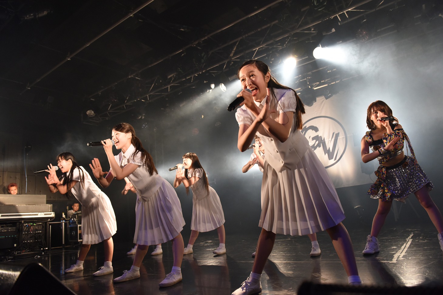 アイドルネッサンスと関根梓による「バレバレ I LOVE YOU」歌唱の様子。