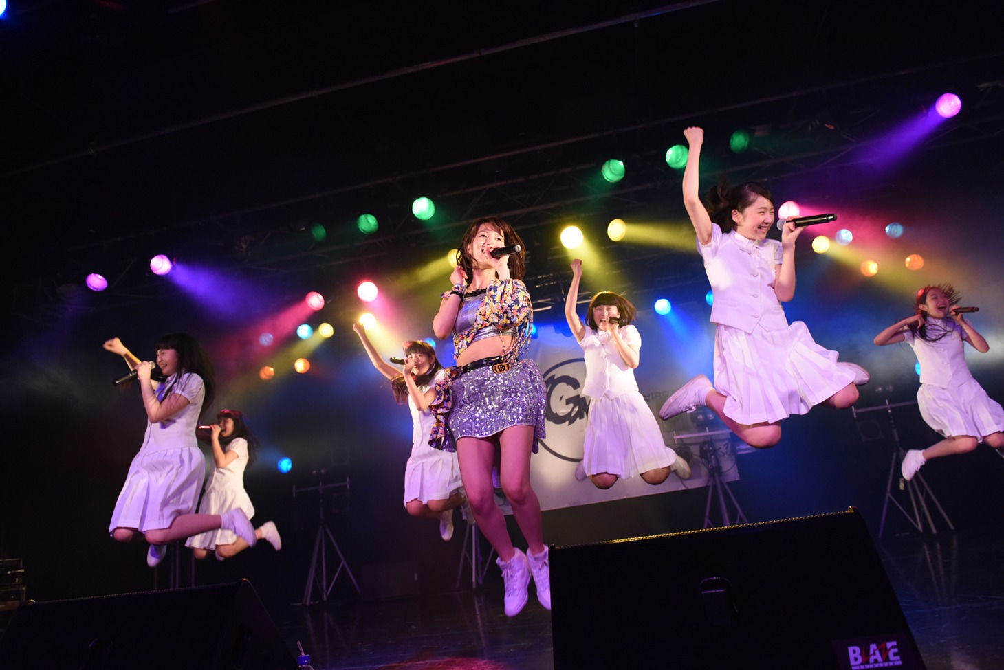 アイドルネッサンスと関根梓による「バレバレ I LOVE YOU」歌唱の様子。