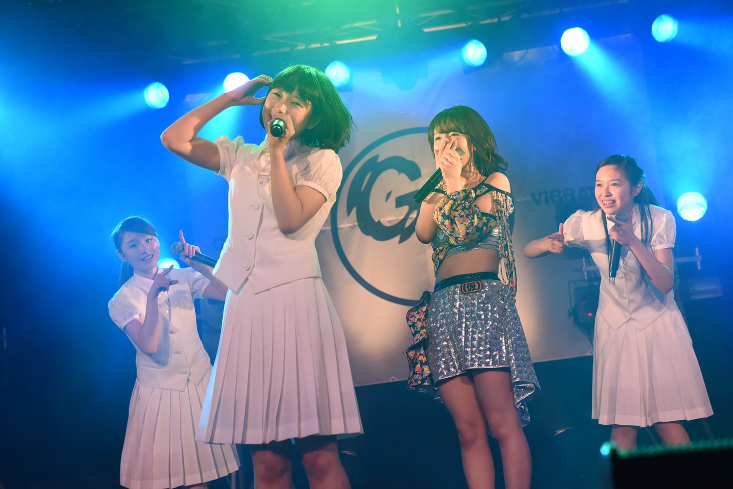 アイドルネッサンスと関根梓による「バレバレI LOVE YOU」歌唱の様子。