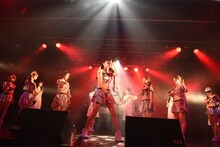 アップアップガールズ（仮）、アイドルネッサンスによる「パーリーピーポーエイリアン」歌唱の様子。