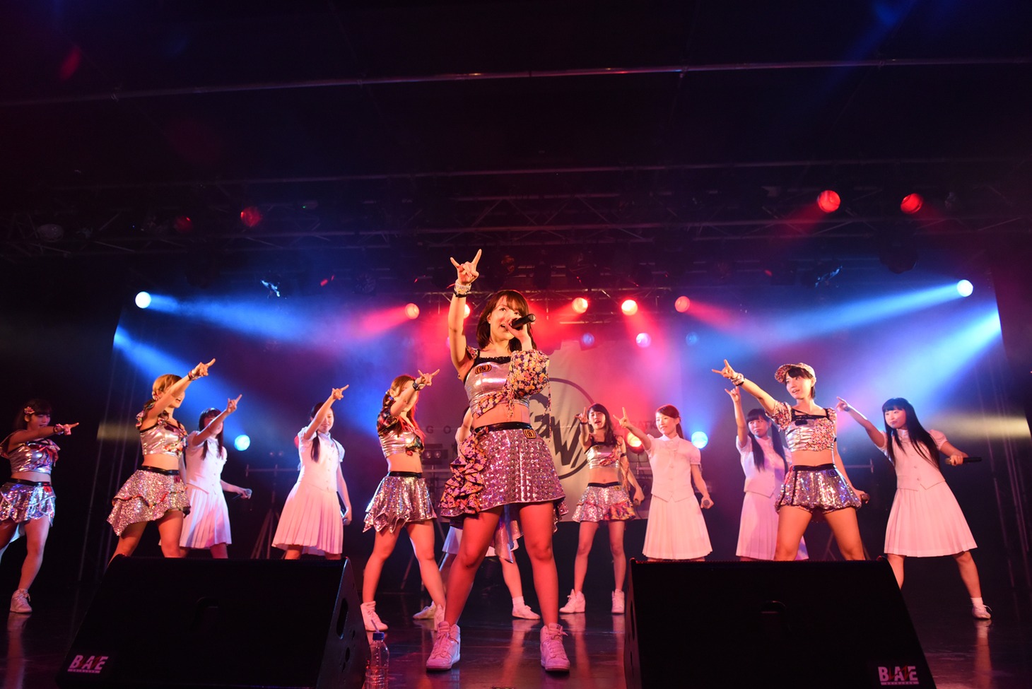 アップアップガールズ（仮）、アイドルネッサンスによる「パーリーピーポーエイリアン」歌唱の様子。
