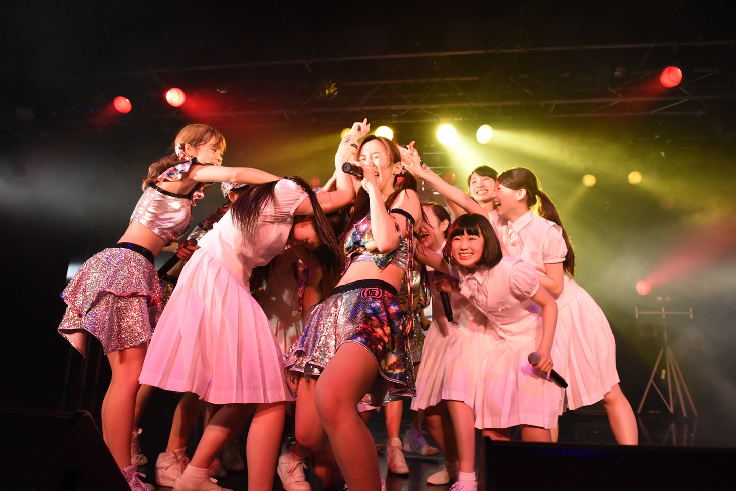アップアップガールズ（仮）、アイドルネッサンスによる「パーリーピーポーエイリアン」歌唱の様子。