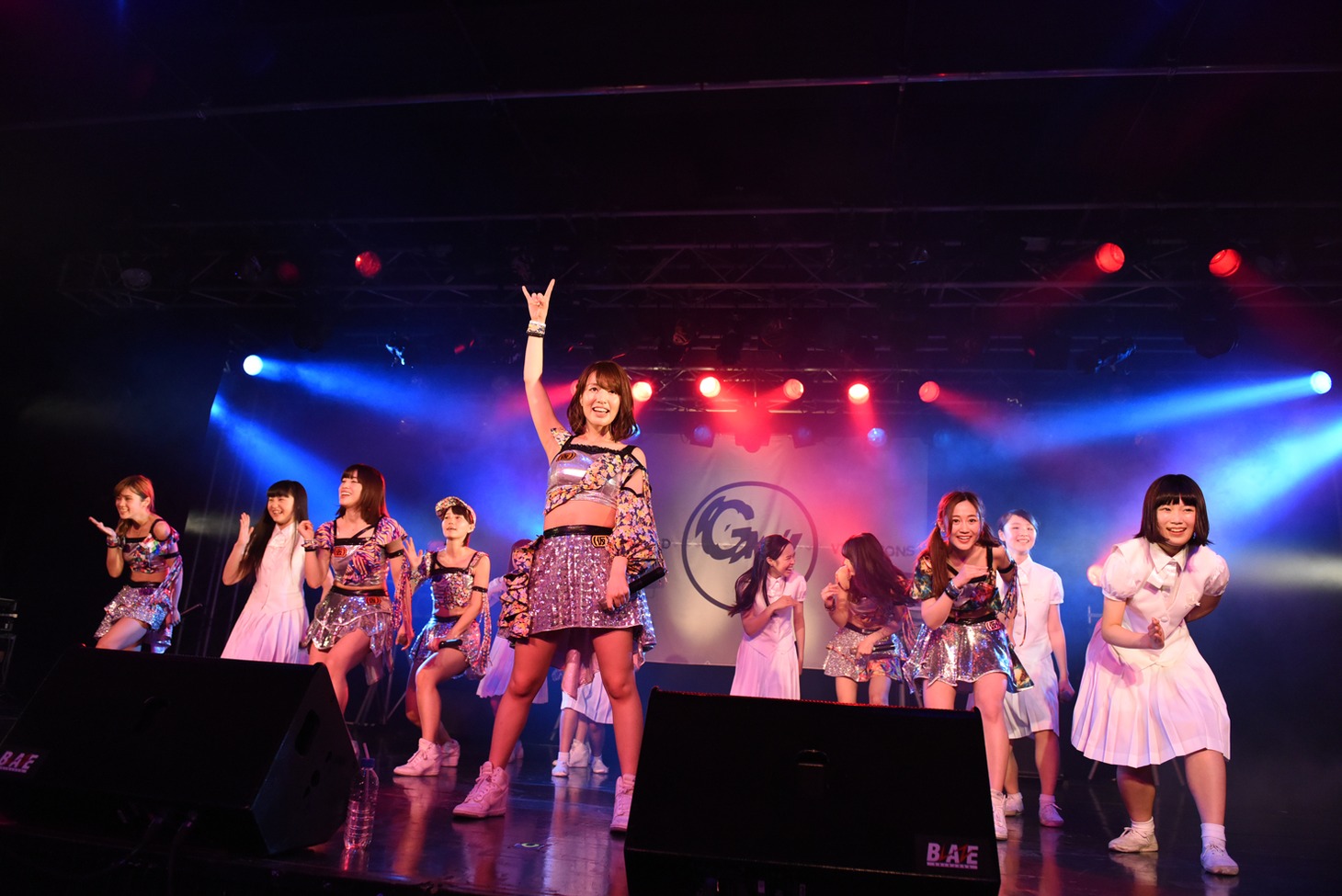 アップアップガールズ（仮）、アイドルネッサンスによる「パーリーピーポーエイリアン」歌唱の様子。