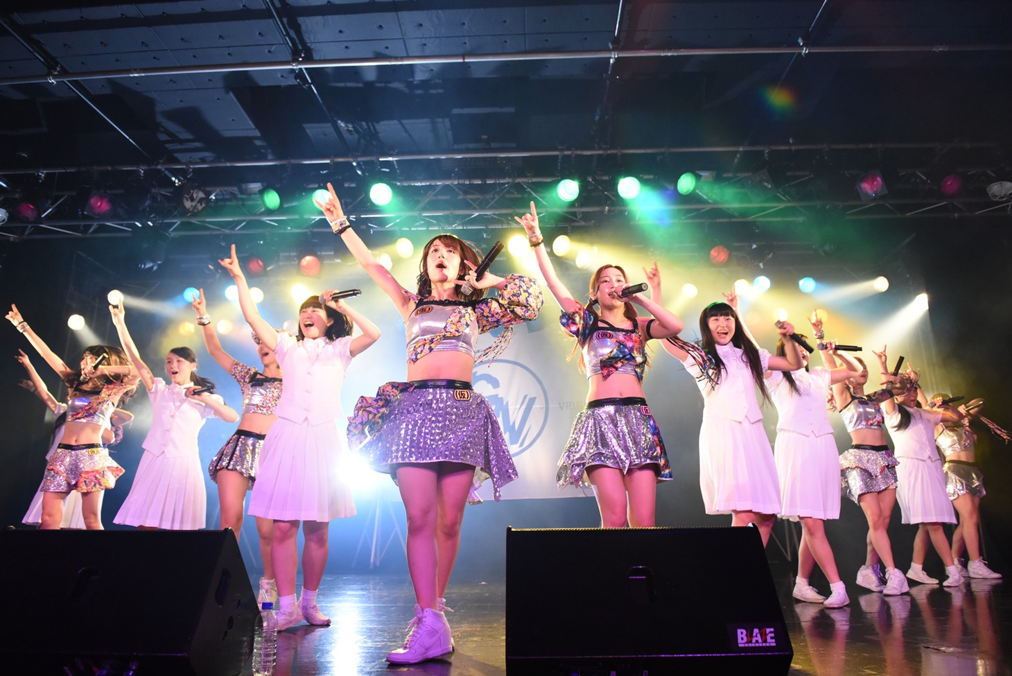 アップアップガールズ（仮）、アイドルネッサンスによる「パーリーピーポーエイリアン」歌唱の様子。