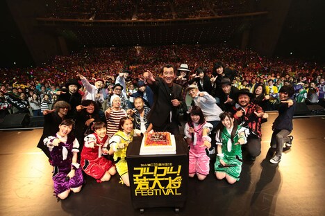 「加山雄三 55周年記念 “ゴー！ゴー！若大将FESTIVAL”」初日公演の記念写真。