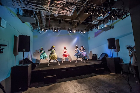 「緊急無料放送“無観客トーク＆ライブ“-ゼロからはじめよう-」の様子。（撮影：笹森健一）