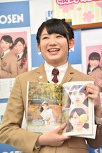 お気に入りの写真を紹介する磯野莉音。