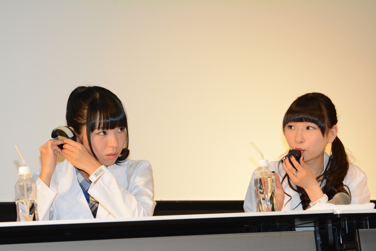 左から古川未鈴、藤咲彩音。