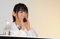 吐息を送り込む古川未鈴。