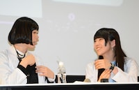 左から夢眠ねむ、相沢梨紗。