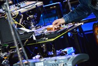 木幡太郎（G, Vo, Syn）の手元。