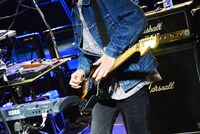 木幡太郎（G, Vo, Syn）の手元。