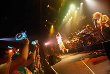 飯田里穂のツアー初日公演の様子。（撮影：小財梨佐）