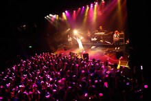 飯田里穂のツアー初日公演の様子。（撮影：小財梨佐）