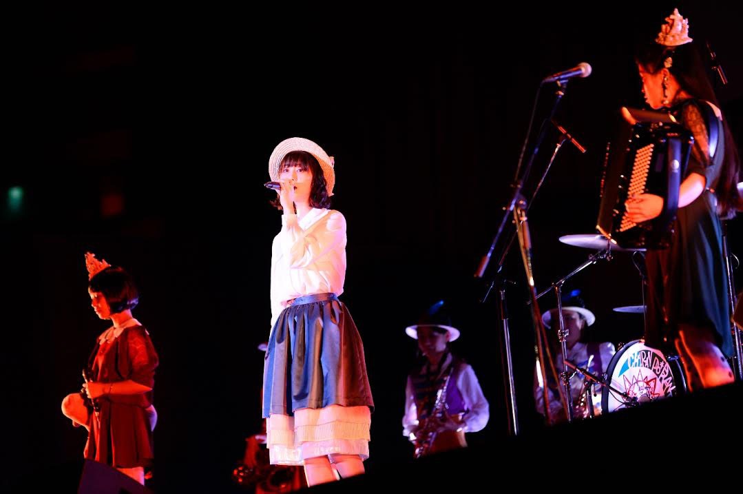 松井玲奈とチャラン・ポ・ランタン（写真提供：avex trax）