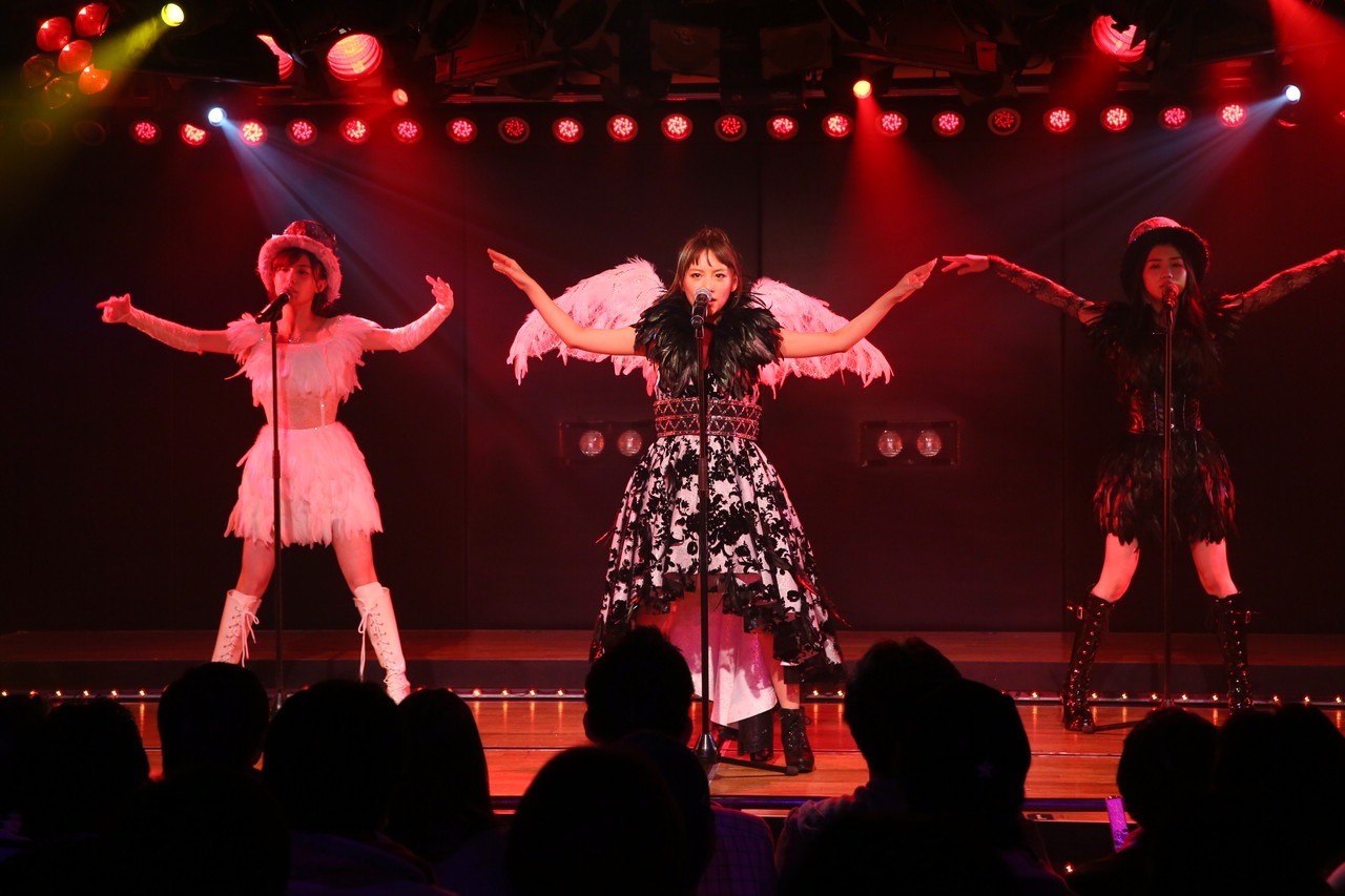 「Bird」歌唱の様子。(c)AKS