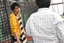 スタッフと動きの確認をするユースケ。