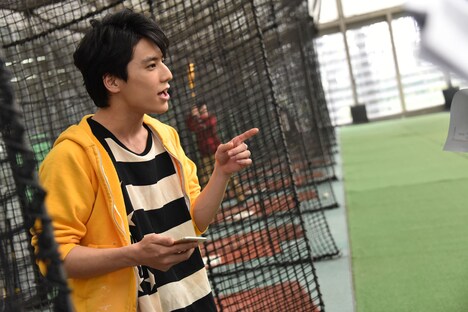 バッティングセンターでの撮影に臨むユースケ。