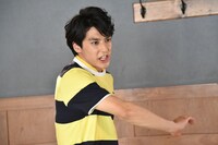 タイトルコールの収録に臨むユースケ。