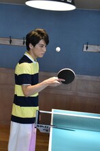 撮影の合間に1人でラリーをするユースケ。