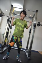 撮影の合間におどけるユースケ。