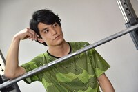 キメ顔のカットの収録に臨むユースケ。