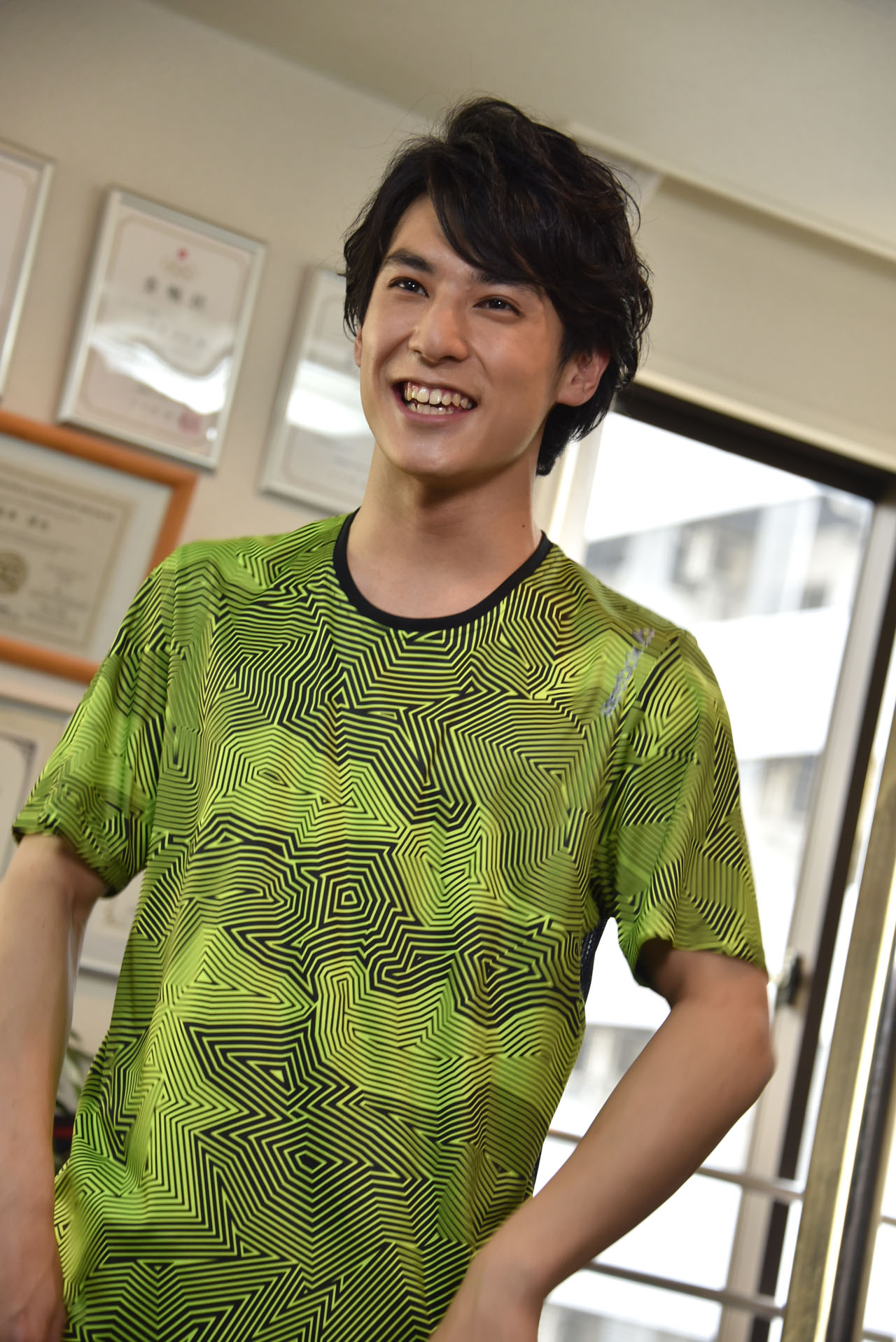 収録を終え、笑顔を見せるユースケ。