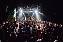 「THEラブ人間『メケメケ』発売記念ワンマンツアー」渋谷CLUB QUATTRO公演の様子。（Photo by MiNORU OBARA）