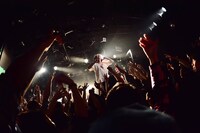 「THEラブ人間『メケメケ』発売記念ワンマンツアー」渋谷CLUB QUATTRO公演の様子。（Photo by MiNORU OBARA）