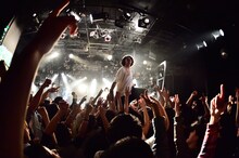 「THEラブ人間『メケメケ』発売記念ワンマンツアー」渋谷CLUB QUATTRO公演の様子。（Photo by MiNORU OBARA）