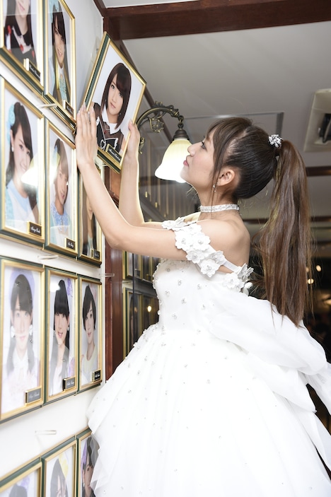 AKB48劇場の壁から自身の写真を外す高橋みなみ。 (c)AKS