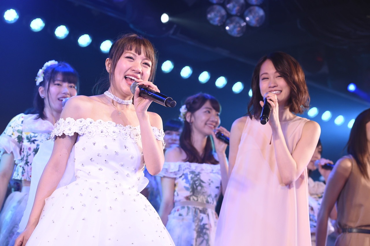 左から高橋みなみ、前田敦子。(c)AKS