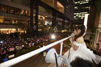 集まったファンにメッセージを送る高橋みなみ。(c)AKS