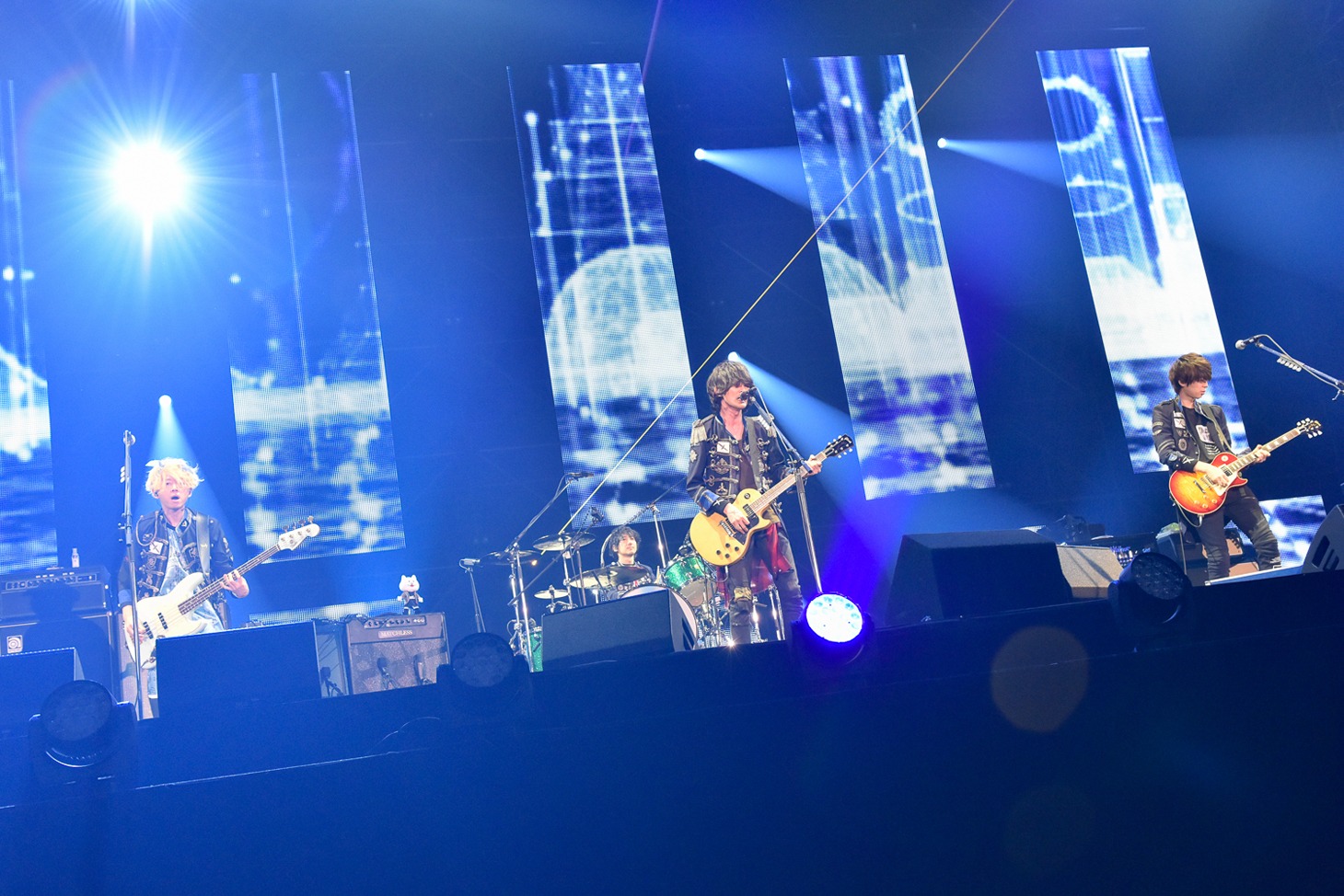 人気画像3位は「BUMP OF CHICKEN、光に満ちた初の京セラドームでツアー開幕」より、「BUMP OF CHICKEN STADIUM TOUR 2016 "BFLY"」初日公演の様子。（撮影：古渓一道）
