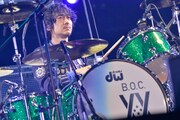 人気画像7位は「BUMP OF CHICKEN、光に満ちた初の京セラドームでツアー開幕」より、升秀夫（Dr）。（撮影：古渓一道）