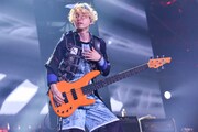 人気画像6位は「BUMP OF CHICKEN、光に満ちた初の京セラドームでツアー開幕」より、直井由文（B）。（撮影：古渓一道）