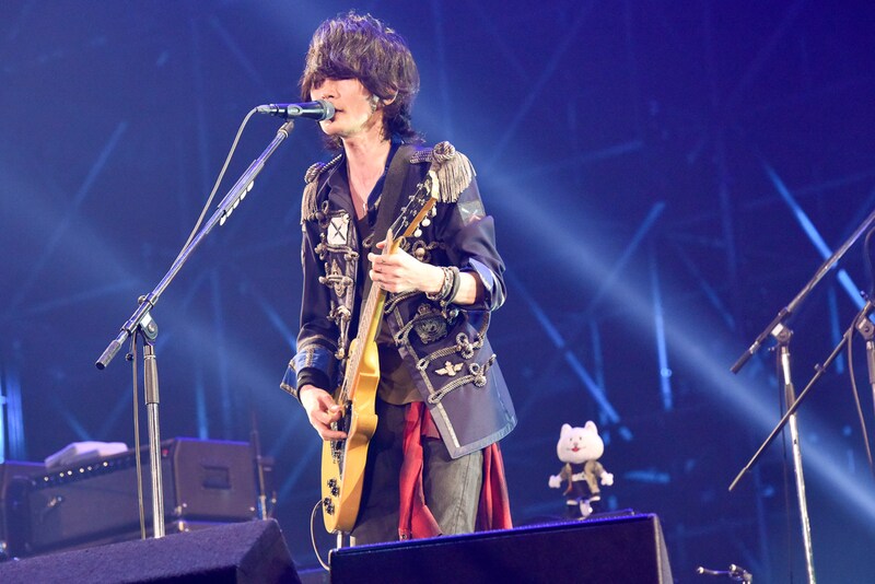 人気画像2位は「BUMP OF CHICKEN、光に満ちた初の京セラドームでツアー開幕」より、藤原基央（Vo, G）。（撮影：古渓一道）