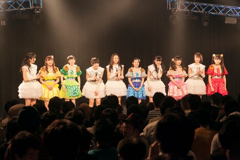 Party Rockets GTの「弾丸ハイジャンプ」に加わり一緒にパフォーマンスした乙女新党。（写真提供：Zeppライブ）